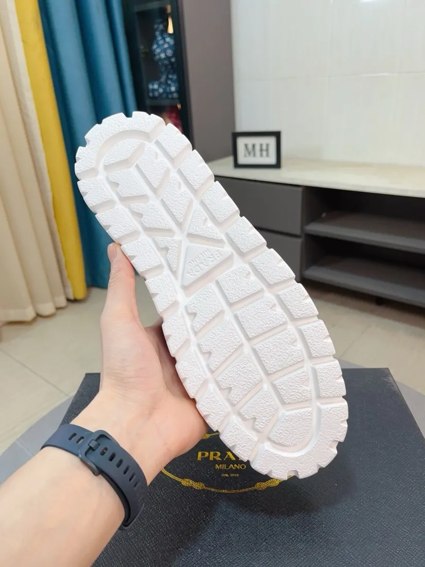 Men's shoes 💰440🌹🌹Prada 〈prada〉 luxury and fashionable high-end products ✊🔥The perfect last shape and top-notch handcrafting make this shoe immediately create a strong aristocratic atmosphere. Imported first-layer cowhide with brogue carving crafts💋Genuine leather lining🎶Rubber combination outsole specially imported from France for leather shoes😍Color: Mysterious Black☕️Size 38～44